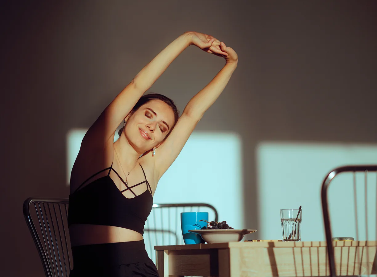 Mujer estirando al amanecer